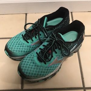 Hardly worn Mizunos for running/hiking